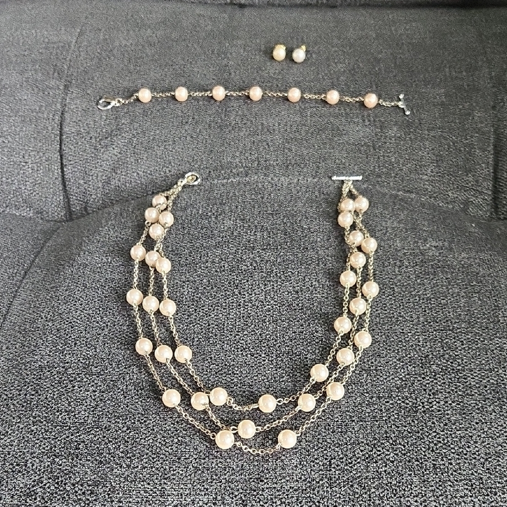 Carolee Cream and Silver Pearl Set, Necklace,‎ Bracelet & Earrings